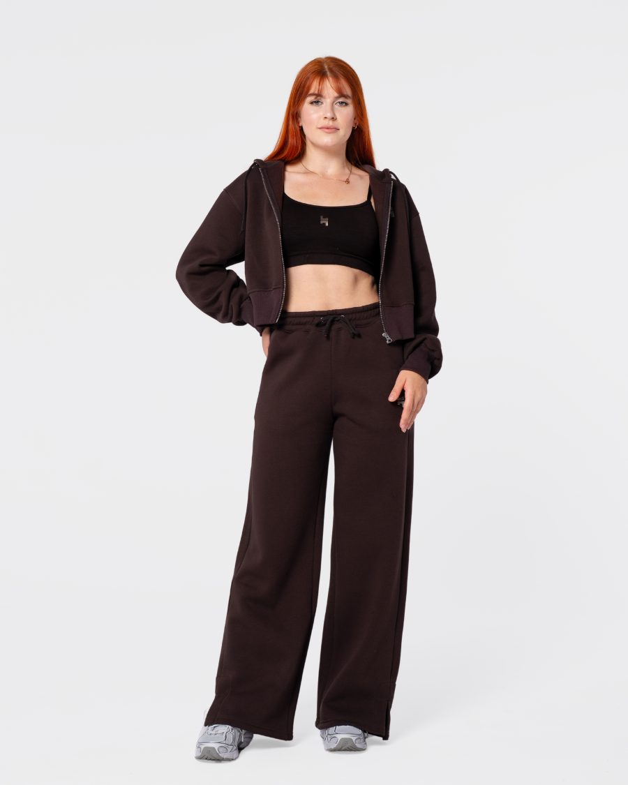 Dresy damskie - spodnie dresowe z prostymi nogawkami w kolorze brązowym.